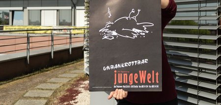 Pleitegeier abgeschossen: jW-Plakat zur Rettung der Zeitung vom ...