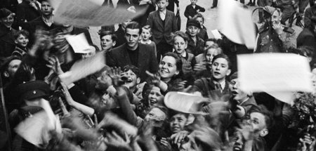 Berlin, Mai 1945: Flugblätter mit dem Text der bedingungslosen K...