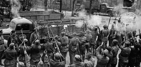 Ostdeutschland im April 1945: Salutschüsse zum Abschied für gefa...