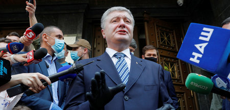 Der ehemalige ukrainische Präsident Petro Poroschenko vor den Rä...