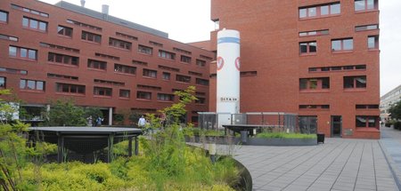 Blick auf einen Gebäudekomplex der Leipziger Hochschule (Archivb...
