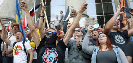 Selfies mit Reichsflagge: Rechte Demonstranten am Sonnabend auf ...