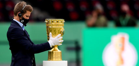 Teures Vergnügen: Der DFB-Pokal wird vor dem Endspiel im Berline...