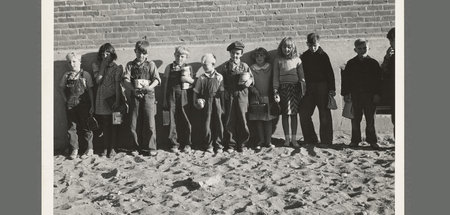 Warten auf den Gong zum Schulunterricht: Kinder mit Pausenbrot u...