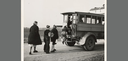 Immer der Reihe nach: Kinder steigen in einen Schulbus in der Nä...