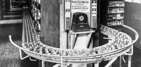 Chicago, USA, 1955: Stechuhr hinter einem Transportband in einem...