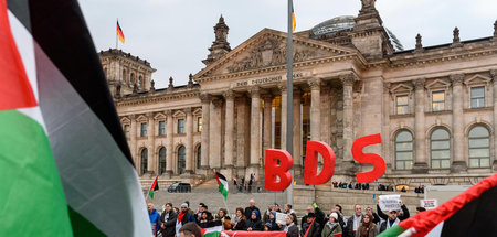 Anhänger der BDS-Kampagne aus ganz Europa protestieren vor dem B...