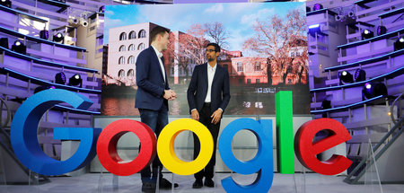 Google diktiert die Meinung. Konzernboss Sundar Pichai (r.) und ...