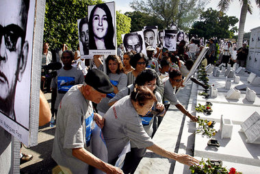 Angehörige gedenken im Oktober 2006 in Havanna der Opfer eines T...