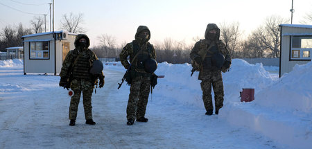 Ukrainische Soldaten am Checkpoint Zolote an der Frontlinie zur ...
