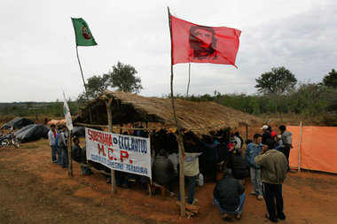 Unter der Che-Fahne: Mitglieder der paraguayischen Kleinbauernbe...