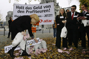 Banker belasten – ATTAC-Aktion vor dem Bundestag am Mittwoch Banker belasten – ATTAC-Aktion vor dem Bundestag am Mittwoch