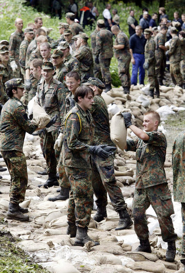 Bundeswehr soll nicht nur bei Naturkatastrophen (hier bei einem ... Bundeswehr soll nicht nur bei Naturkatastrophen (hier bei einem ...