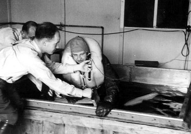 Ärzte im KZ Dachau bei Unterkühlungsversuchen an einem Häftling Ärzte im KZ Dachau bei Unterkühlungsversuchen an einem Häftling