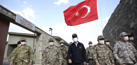 Der türkische Verteidigungsminister Hulusi Akar (M.) besucht die...