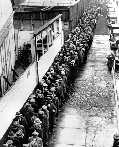New York 1932: Warten auf ein warmes Essen vor dem städtischen A...