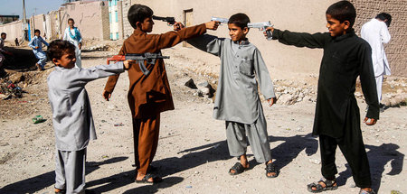 Nichts anderes kennengelernt: Afghanische Jungen spielen Krieg a...