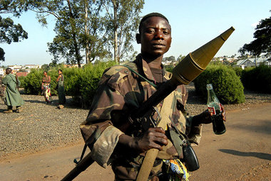 Soldat der Rebellenarmee von Tutsi-General Nkunda im ostkongoles...