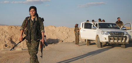 Kämpferin einer der PKK nahestehenden Widerstandseinheit im Nord...