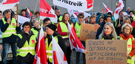 Asklepios-Beschäftigte demonstrieren in Potsdam für bessere Arbe...