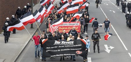Mit ihren schwarz-weiß-roten Reichsflaggen ziehen Neonazis immer...