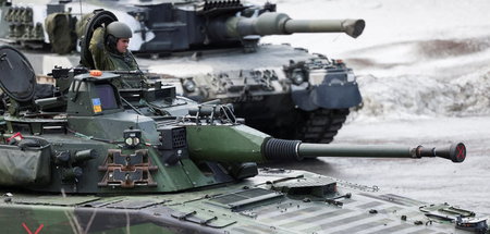 Schwedische und finnische Panzer während des NATO-Manövers »Cold...