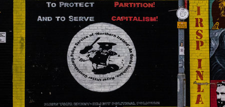 Polizei schützt die Teilung und dient dem Kapitalismus: Wandbild...