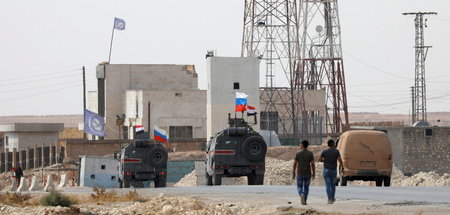 Russische und syrische Truppen bei einer gemeinsamen Patrouillen...