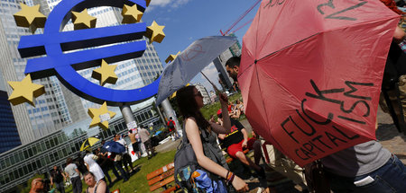 Demonstranten vor der Europäischen Zentralbank in Frankfurt (8.6...