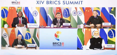 Chinas Präsident Xi Jinping (M.) bei der Onlinesitzung der BRICS...