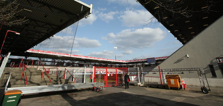 Alte Försterei: Außenansicht des Eingangsbereichs zur lautstarke...