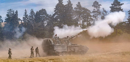 Panzer und anderes Kriegsgerät werden in der Ukraine verfeuert (...