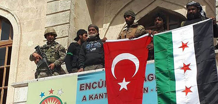 Türkische Soldaten und syrische Söldner feiern die Besetzung Afr...