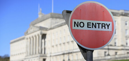 Ein Verbotsschild ist vor dem Parlamentsgebäude in Stormont. Kei...