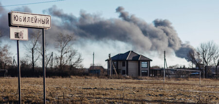 Angegriffenes Treibstofflager in Russland: Rauch über der Region...
