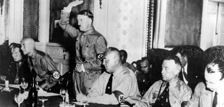 »Linker« Nazi rechts von Hitler: Gregor Strasser im Hotel Kaiser...