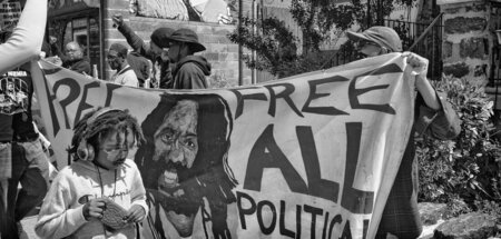 »Free Mumia – free them all«: Demonstration zum 69. Geburtstag d...