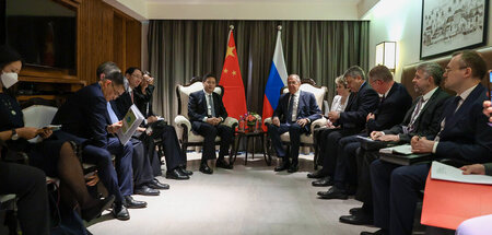 Chinas Außenminister Quin Gang (M.) neben seinem russischen Amts...