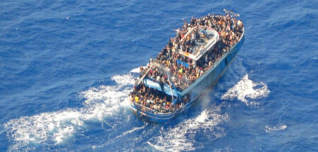 Die griechische Küstenwache fotografierte das völlig überladene ...