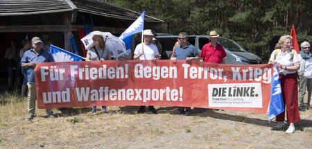 Protest der Linkspartei gegen NATO-Luftkriegsübung (Pfalzheim/Br...