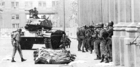 Von Soldaten verhaftete Oppositionelle während des Pinochet-Puts...