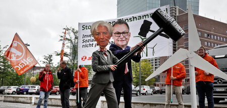 Mit dem Zinshammer gegen die Inflation: Attac-Protest gegen Zins...