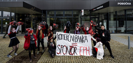Aktivisten protestierten im April in Prag gegen die Zusammenarbe...