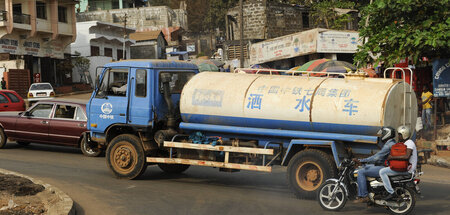 Sierra Leone: Wassertanker der chinesischen Baufirma CREC in Fre...