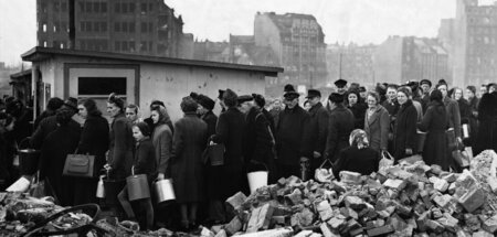 Nach dem Krieg: Schlange vor Essensausgabe in Hamburg (26.3.1946...
