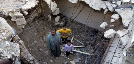 Angriffskrieg der USA im Irak: Ein Mann steht mit seiner Familie...