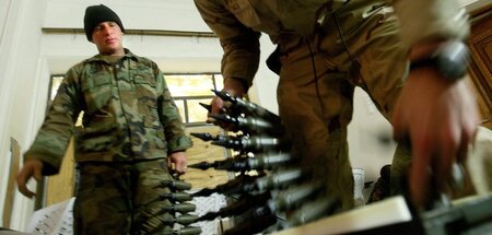 US-Soldaten packen 25-Millimeter-Munition mit abgereichertem Ura...