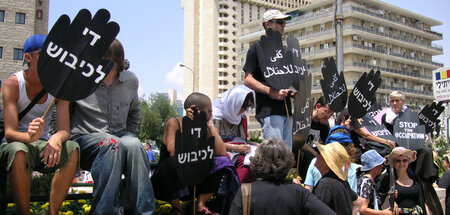 Frauen in Schwarz bei einem Protest gegen die israelische Besatz...