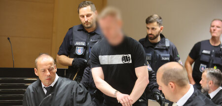 Der Angeklagte Leon R. (M.) im Verhandlungssaal in Jena (21.8.20...