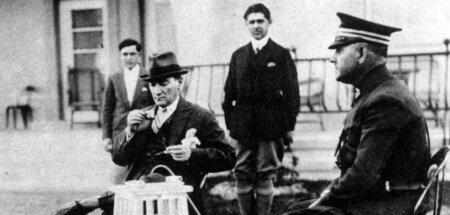 Ging bei der Hutreform mit gutem Beispiel voran: Mustafa Kemal (...